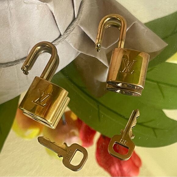 2 Authentic Louis Vuitton Brass Lock & Ket set for handbags - Picture 7 of 7